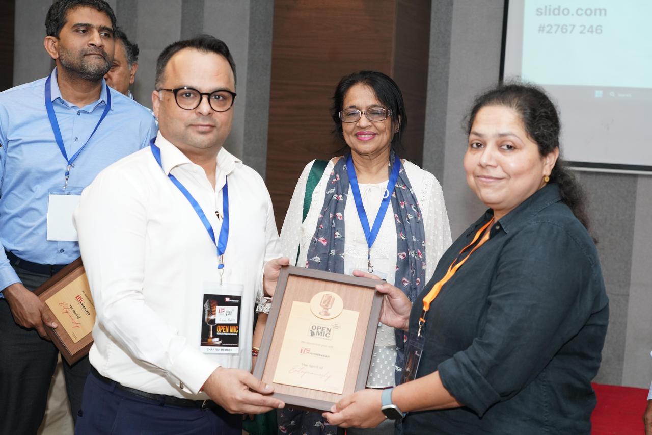 Award ceremony with AI.HYR team